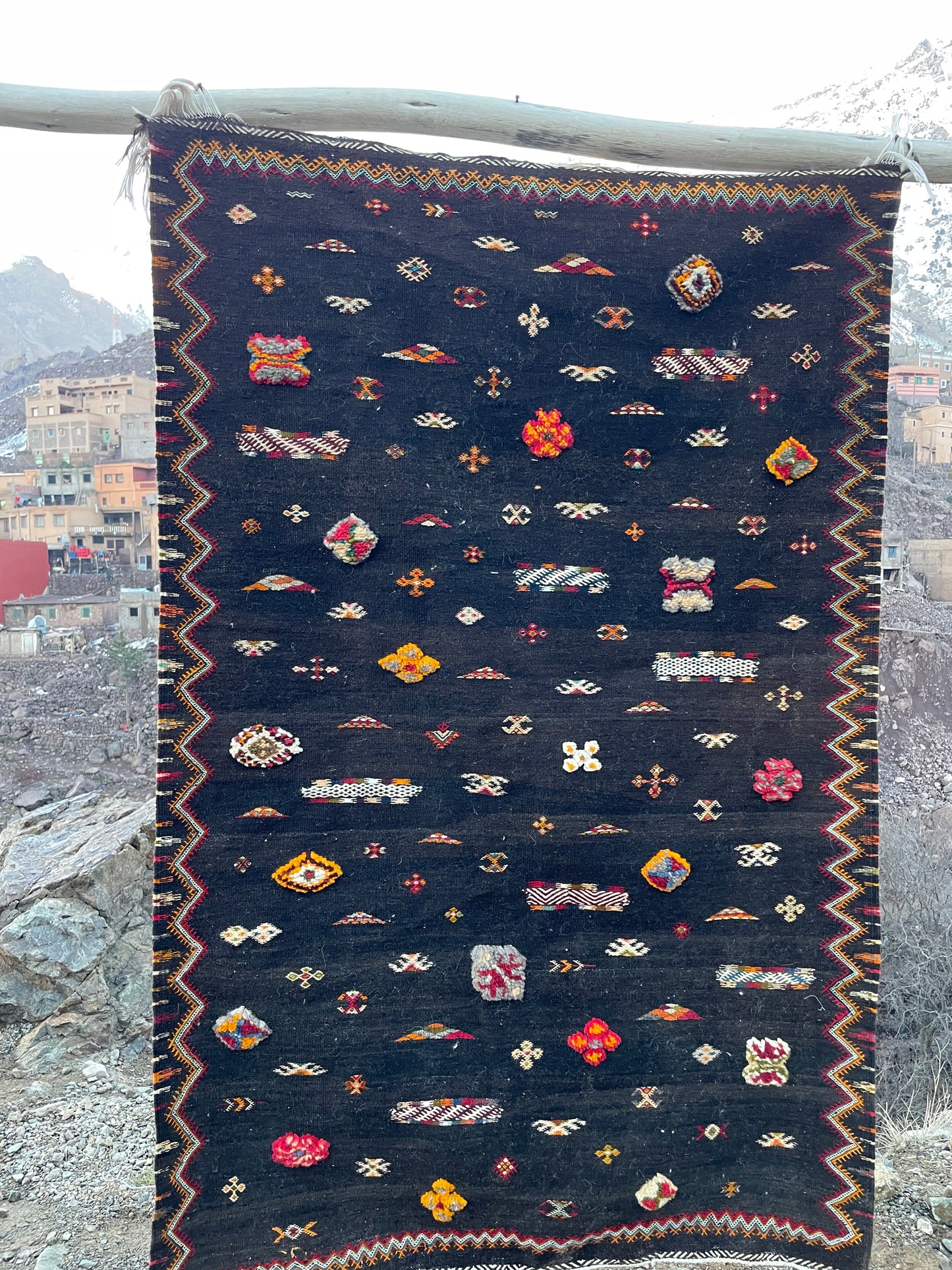 Taznakh Moroccan Rug – 4.9 x 3.3 ft Handmade Berber Wool Carpet | Vintage Tribal Area Rug