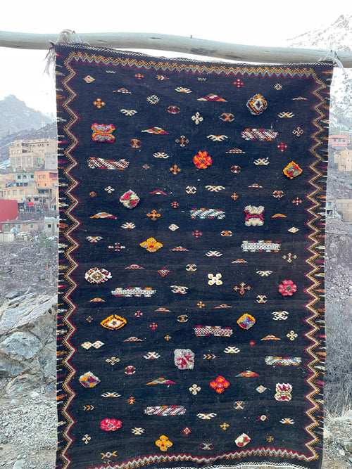 Taznakh Moroccan Rug – 4.9 x 3.3 ft Handmade Berber Wool Carpet | Vintage Tribal Area Rug
