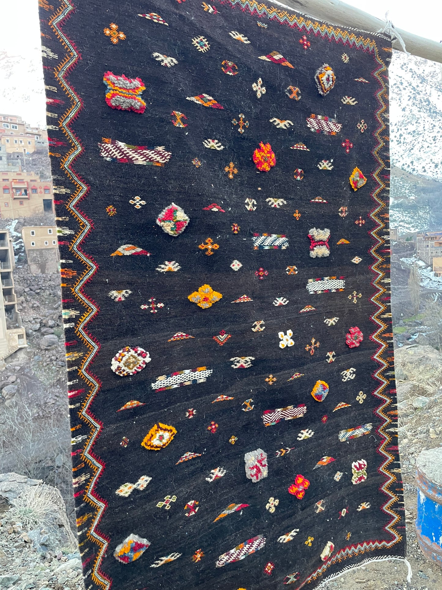 Taznakh Moroccan Rug – 4.9 x 3.3 ft Handmade Berber Wool Carpet | Vintage Tribal Area Rug