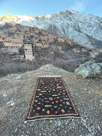 Taznakh Moroccan Rug – 4.9 x 3.3 ft Handmade Berber Wool Carpet | Vintage Tribal Area Rug