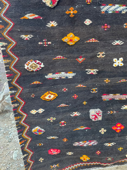 Taznakh Moroccan Rug – 4.9 x 3.3 ft Handmade Berber Wool Carpet | Vintage Tribal Area Rug