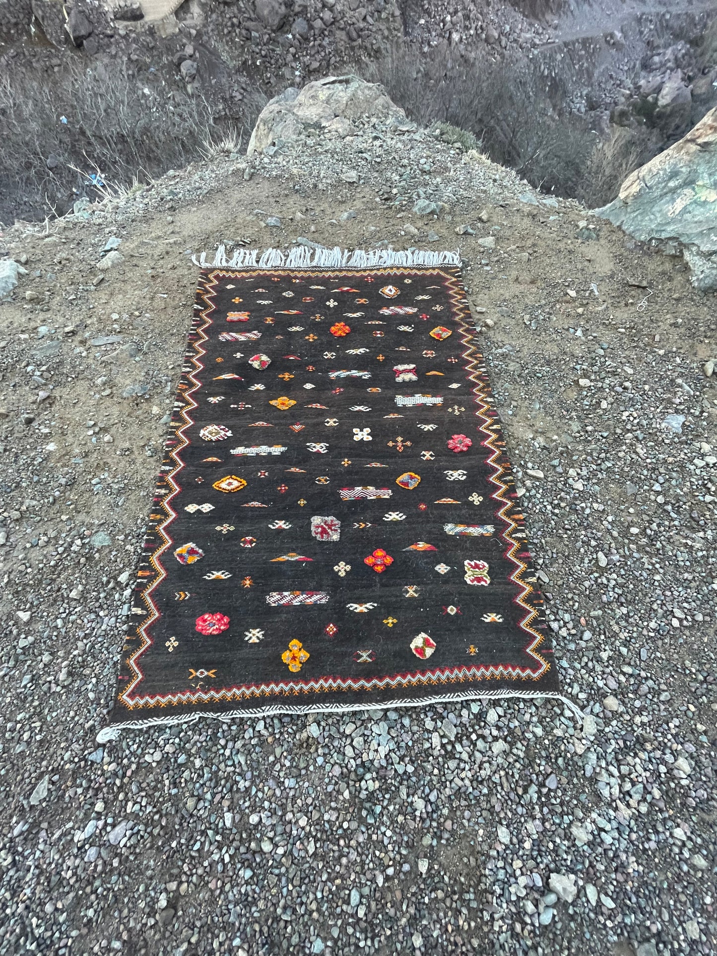 Taznakh Moroccan Rug – 4.9 x 3.3 ft Handmade Berber Wool Carpet | Vintage Tribal Area Rug