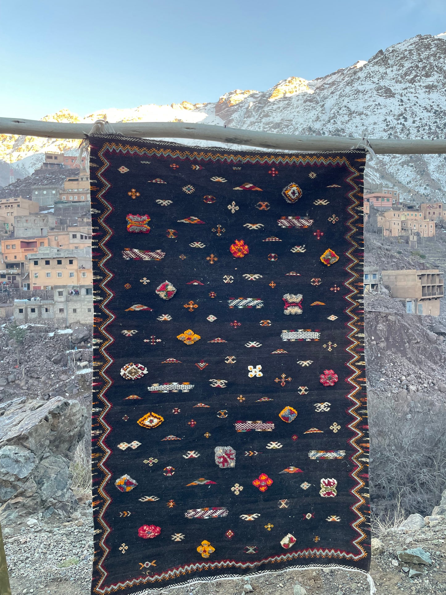 Taznakh Moroccan Rug – 4.9 x 3.3 ft Handmade Berber Wool Carpet | Vintage Tribal Area Rug