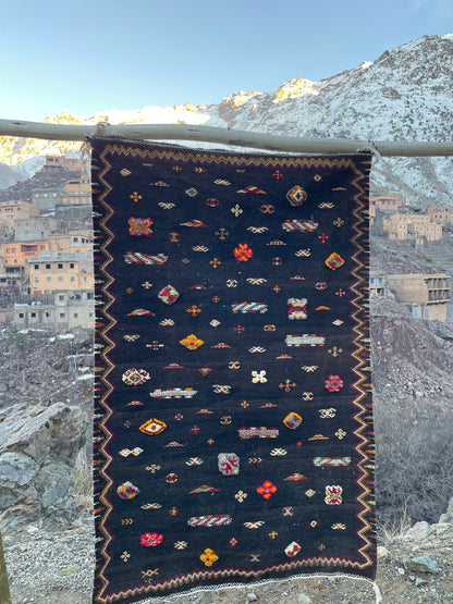 Taznakh Moroccan Rug – 4.9 x 3.3 ft Handmade Berber Wool Carpet | Vintage Tribal Area Rug