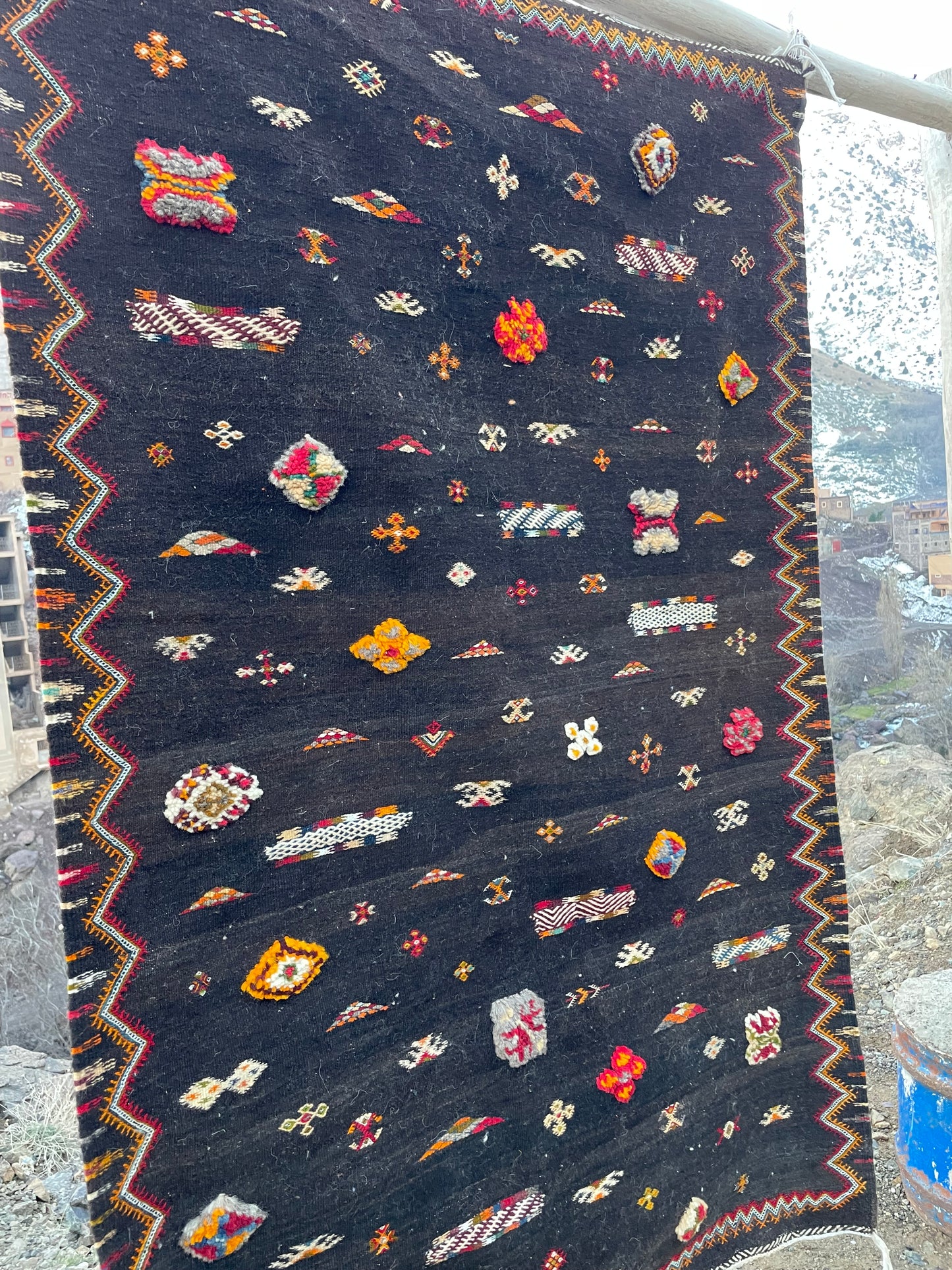 Taznakh Moroccan Rug – 4.9 x 3.3 ft Handmade Berber Wool Carpet | Vintage Tribal Area Rug