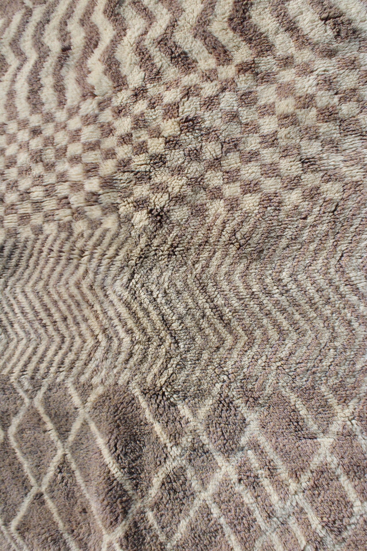 Handwoven Moroccan Beni Ourain Rug – Subtle Chevron & Diamond Pattern ≈ 8.5 × 5.25 ft